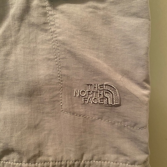 Ladies size 8 The North Face hiking pants with zip off, roll tab legs pockets. - Picture 14 of 15